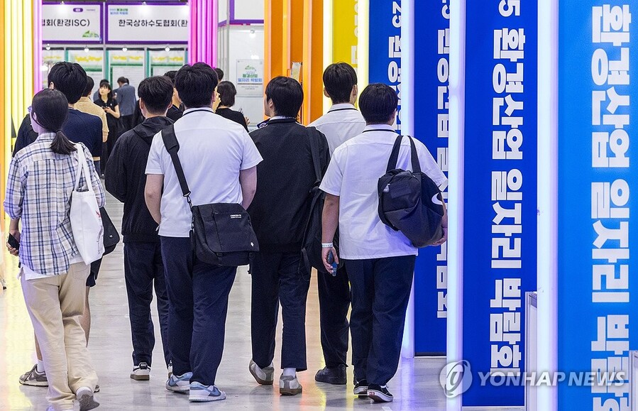 ▲ 지난해 5월 27일 서울 서초구 aT센터에서 환경부 주최로 열린 2025 환경산업 일자리 박람회를 찾은 특성화고 학생들이 업체 채용 부스를 둘러보고 있다.ⓒ연합뉴스