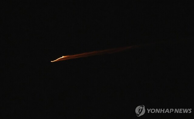 ▲ 7일(현지시각) 이스라엘을 향해 발사되는 이란의 미사일. 출처=EPAⓒ연합뉴스