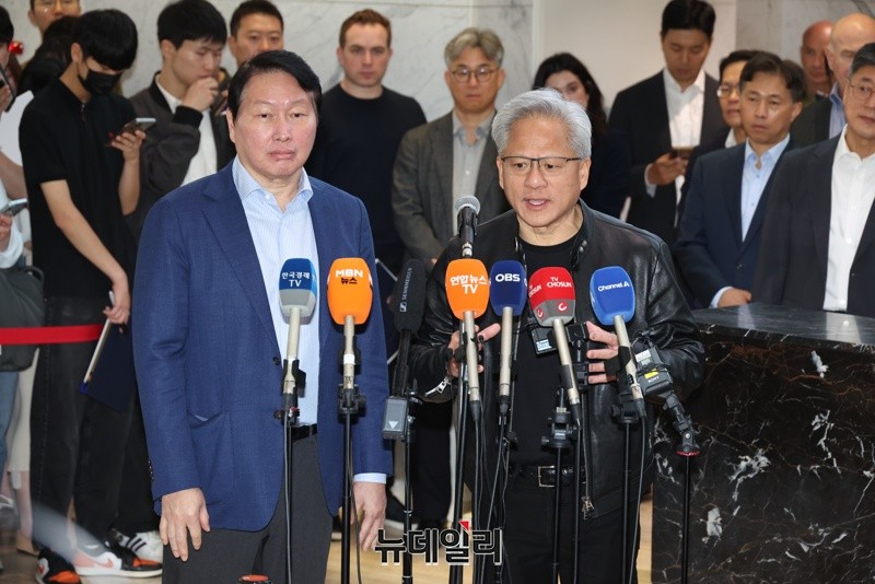 ▲ 젠슨 황 엔비디아 최고경영자(CEO)가 8일 서울 종로구 SK서린빌딩에서 최태원 SK그룹 회장을 만난 뒤 브리핑하고 있다.ⓒ서성진 기자