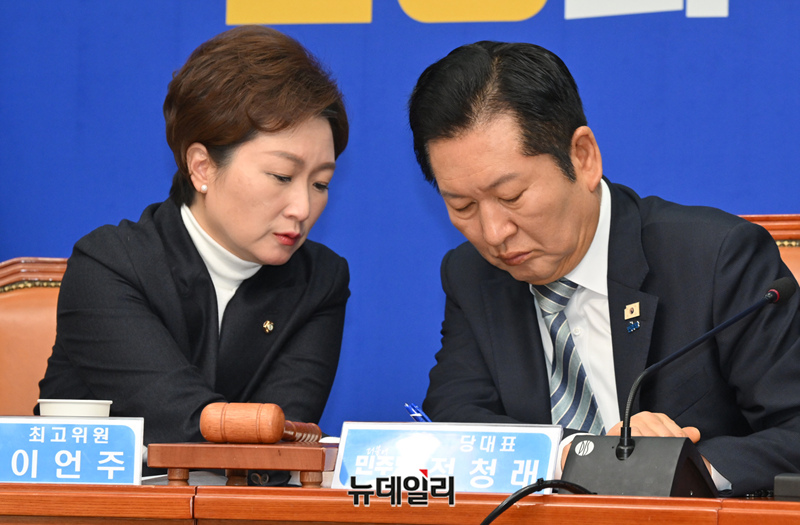 ▲ 대화 나누는 정청래 대표와 이언주 의원ⓒ이종현 기자