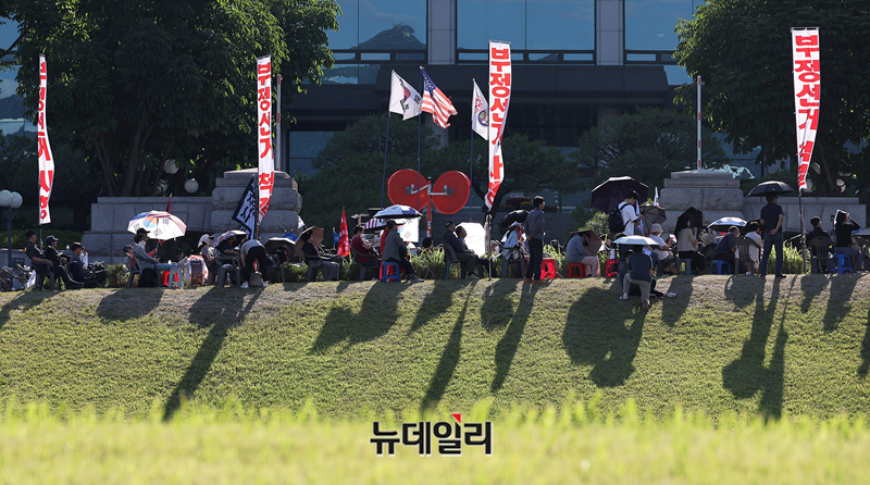 ▲ 6.3 지방선거 투표용지 부족 사태와 관련해 노태악 중앙선관위원장이 사퇴를 표명한 지난 5일 오후 경기 과천시 중앙선관위 앞에서 선관위 해체를 주장하는 집회가 진행되고 있다. ⓒ정상윤 기자