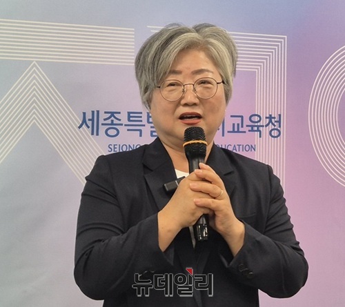 ▲ 강미애 세종교육감 당선인이 8일 열린 교육감직인수위원회 개소식에서 새로운 세종교육 비전과 향후 정책 방향을 설명하고 있다.ⓒ이길표 기자