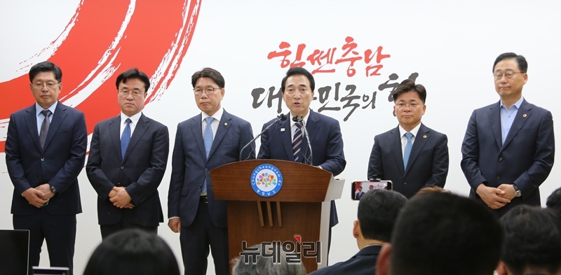 ▲ 박수현 충남도지사 당선인이 8일 충남도청 프레스센터에서 기자회견을 열고 민선 9기 충남도정의 밑그림을 그릴 인수기구 명칭을 ‘통하는 충남 준비위원회’로 정하고 주요 인선을 발표한 뒤 위원들과 기념촬영을 하고 있다.ⓒ이길표 기자