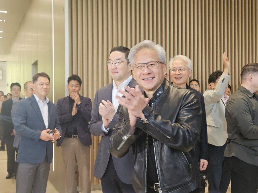 ▲ 8일 오전 젠슨 황 엔비디아 CEO가 LG 본사가 위치한 서울 영등포구 LG트윈타워에서 구광모 LG 회장과 회동했다.ⓒ윤아름 기자