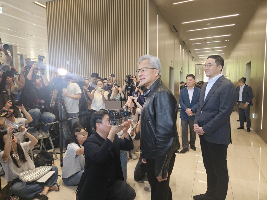 ▲ 8일 오전 젠슨 황 엔비디아 CEO가 LG 본사가 위치한 서울 영등포구 LG트윈타워에서 구광모 LG 회장과 회동했다.ⓒ윤아름 기자