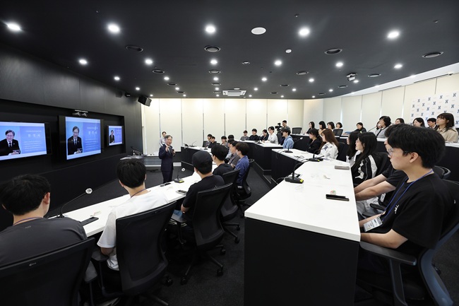 ▲ 이번 교육은 사전에 실시한 수요조사 결과를 반영해 기관장과의 만남, 건강보험제도의 이해, 심평원의 기능과 역할, 보건의료 빅데이터의 활용, 디지털클라우드센터 방문, 상근심사위원 멘토 강의 등으로 구성했다. ⓒ심평원
