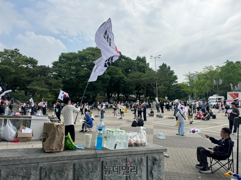▲ 8일 오전 잠실 개표소 앞 시위 현장 전경. ⓒ임찬웅 기자