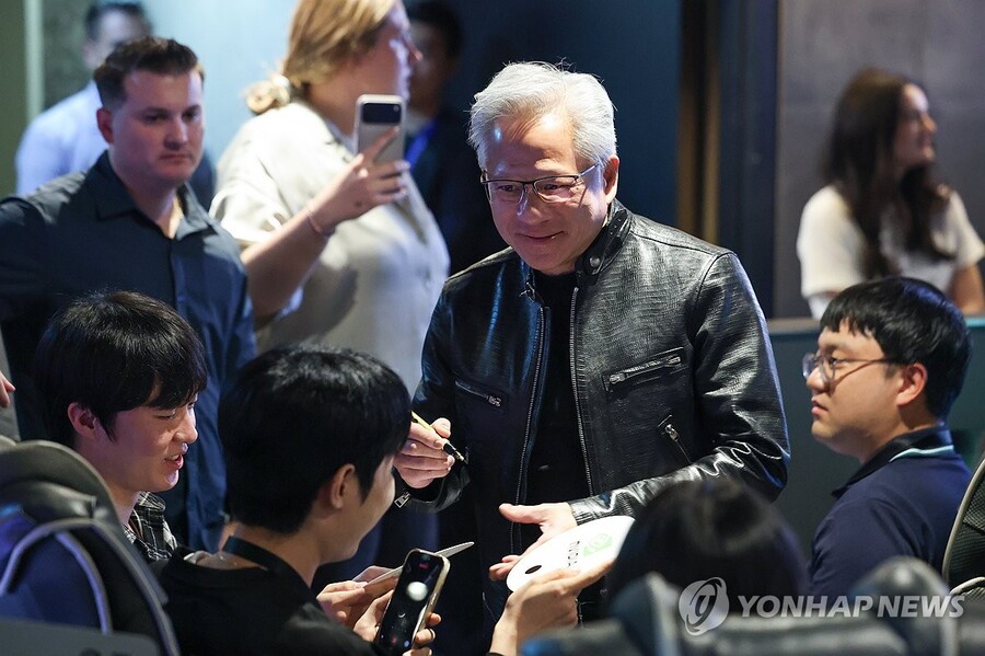 ▲ 젠슨 황 엔비디아 최고경영자(CEO)가 7일 시민들에게 사인해주고 있다.ⓒ연합뉴스