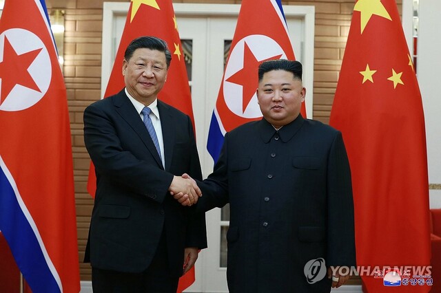 ▲ 지난 2019년 6월 20일 북한 평양을 방문한 시진핑 중국 국가주석이 북중정상회담에 앞서 김정은 북한 국무위원장과 악수하고 있다. 출처=조선중앙통신ⓒ연합뉴스