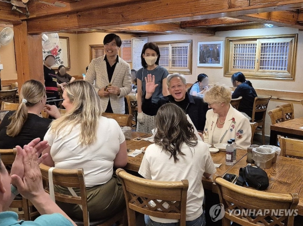 ▲ 젠슨 황 엔비디아 최고경영자(CEO)가 지난 6일 서울 종로구 체부동에 있는 삼계탕 식당 토속촌을 방문해 자리에 앉아있다. ⓒ연합뉴스