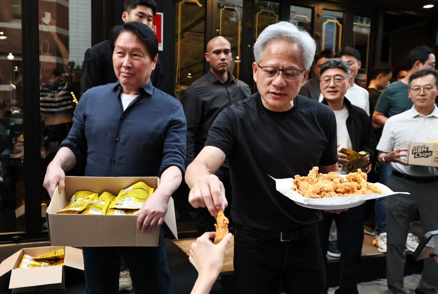 ▲ 젠슨 황 엔비디아 최고경영자(CEO)와 최태원 SK 회장이 7일 서울 강남구 깐부치킨 삼성점에서 치맥 회동을 하던 중 과자와 치킨을 나눠주고 있다. ⓒ연합뉴스