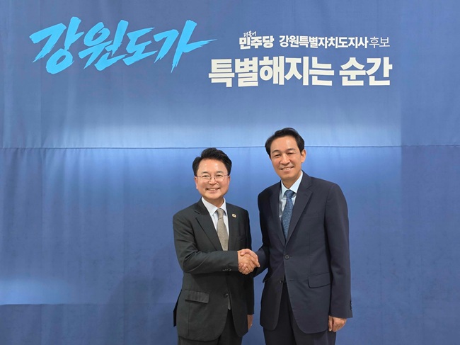 ▲ 육동한 춘천시장이 8일 우상호 강원특별자치도지사 당선인 춘천 선거캠프 사무실에서 우상호 당선인을 만나 새 강원도정 출범을 앞두고 춘천시와 강원특별자치도의 협력 방향을 논의했다. 춘천시는 캠프페이지 도시재생혁신지구 조성, 광역교통망 확충, 미래산업 육성, 문화관광 기반 조성 등 주요 현안이 원활하게 추진될 수 있도록 강원특별자치도와 협력 체계를 지속적으로 강화해 나갈 계획이다. ⓒ춘천시