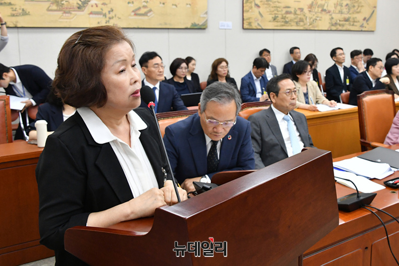 ▲ 손효숙 리박스쿨 대표가 지난해 7월 10일 오전 국회에서 열린 교육위원회 리박스쿨 청문회에 출석해 의원 질의에 답변을 하고 있다. ⓒ이종현 기자