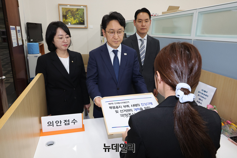 ▲ 더불어민주당 천준호 원내운영수석부대표와 김한구 원내정책수석부대표, 이주희 원내대변인이 8일 오후 서울 여의도 국회사무처 의안과에 제9회 전국동시지방선거 투표용지 부족 사태의 진상규명 및 선거관리 개혁을 위한 국정조사 요구서를 제출하고 있다.ⓒ 이종현 기자