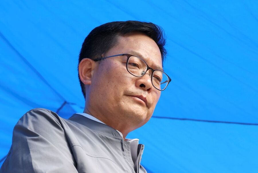 ▲ 손재일 한화에어로스페이스 대표이사가 1일 오후 대전 유성구 한화에어로스페이스 대전사업장 앞에서 폭발사고 관련 브리핑을 마치고 고개를 숙이고 있다. ⓒ뉴시스