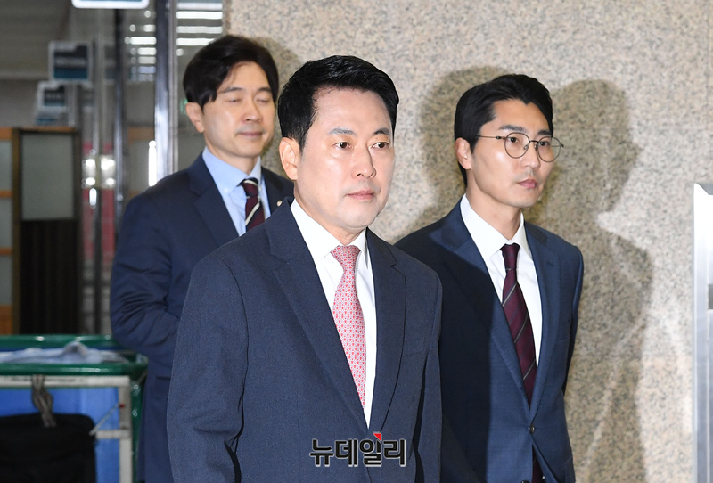 ▲ 장동혁 국민의힘 대표가 8일 오전 국회에서 열린 최고위원회의에 참석하기 위해 이동하고 있다. ⓒ이종현 기자