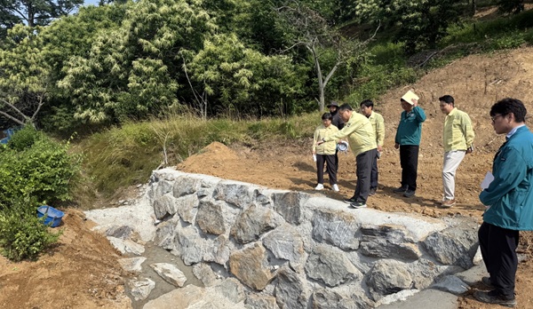 ▲ 8일 부여군이 구교천 개선복구공사와 산사태 재해복구사업 현장을 찾아 복구 추진 상황과 안전관리 실태를 점검했다.ⓒ부여군