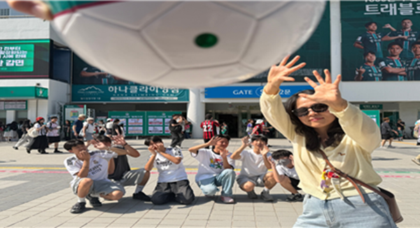 ▲ 학~씨!!..이럴 수가!!
중등부 최우수 : 88분에 생각지도 못한 실점으로 울기 직전인데, 경기스코어 맞추기에 모두 2명이 맞춘 상황이어서 울 수도 웃을 수도 없는 상황의 표정 연출.ⓒ교육청