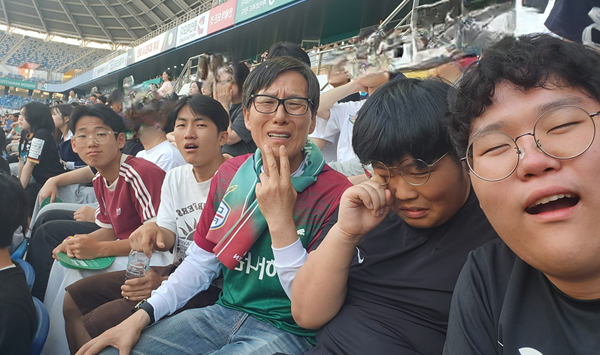 ▲ 학~씨!!..이럴 수가!!
고등부 최우수  88분에 생각지도 못한 실점으로 울기 직전인데, 경기스코어 맞추기에 모두 2명이 맞춘 상황이어서 울 수도 웃을 수도 없는 상황의 표정 연출ⓒ 교육청