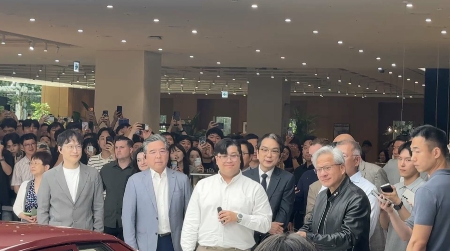 ▲ 황 CEO가 현대차 양재사옥 로비에 진열된 현대차 포니의 설명을 듣고 있다.ⓒ김서연 기자