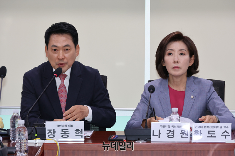 ▲ 장동혁 국민의힘 대표가 8일 오후 국회 의원회관 간담회의실에서 열린 '국민은 재선거, 특검을 촉구한다 선거법 개정, 무능 부패 선관위 해체를 위한 법적과제' 토론회에서 축사를 하고 있다. ⓒ이종현 기자