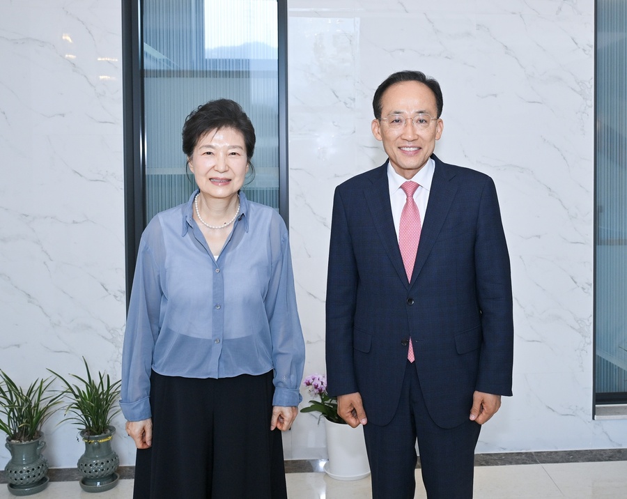 ▲ 추경호 당선인은 8일 오후 4시 박근혜 전 대통령을 예방하고 환담을 나눴다.ⓒ대구시장직 인수위
