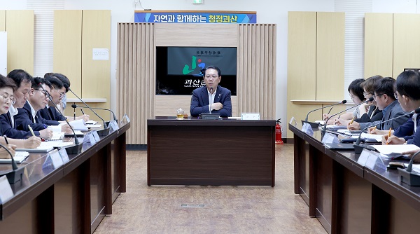 ▲ 송인헌 괴산군수가 8일 지방선거후 첫 확대간부회의에서 민선9기 군정운영 방침 등을 제시하고 있다.ⓒ괴산군청 제공