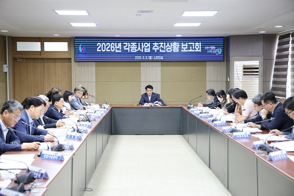 ▲ 최재형 보은군수가 8일 주요 추진사업에 대한 점검 회의에 참가하고 있다.ⓒ보은군청 제공