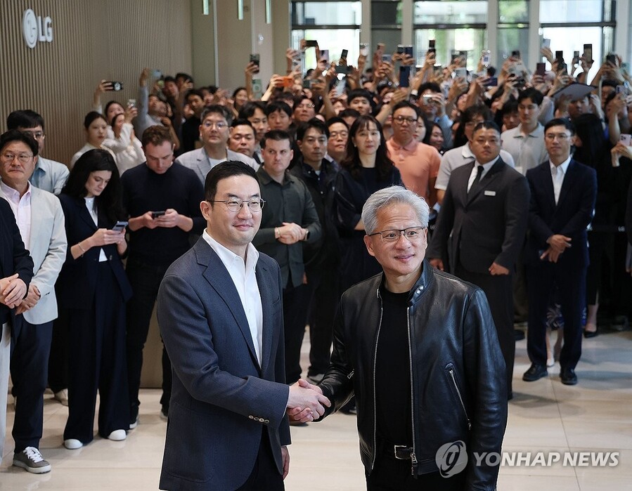 ▲ 젠슨 황 엔비디아 최고경영자(CEO)가 8일 서울 여의도 LG 트윈타워에서 구광모 LG그룹 회장과 만난 뒤 취재진을 향해 포즈를 취하고 있다.ⓒ연합뉴스