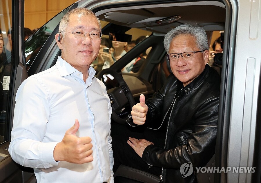 ▲ 젠슨 황 엔비디아 최고경영자(CEO)와 정의선 현대자동차 그룹 회장이 8일 서울 서초구 현대자동차그룹 양재 사옥에서 KIA의 전기차 PV-5에 올라타 포즈를 취하고 있다.ⓒ연합뉴스