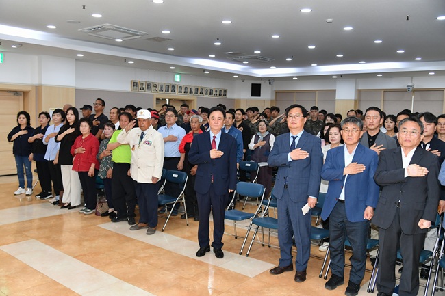 ▲ 민선 8기 화천군의 마지막 월례조회 및 월간 주요업무 보고회의가 8일 군청에서 최문순 군수, 안중기 부군수를 비롯한 각 실과소장, 직원들이 참석한 가운데 열렸다. ⓒ화천군