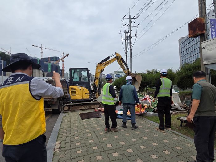 ▲ 김포시가 계양천 일대에 설치된 무허가 천막과 판매시설, 적치물 정비작업을 실시되고 있다. ⓒ 김포시 제공