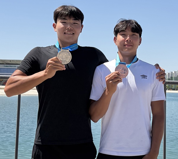 ▲ 서산시청 카누팀 김지우(왼쪽), 김진호 선수가 23세 이하(U-23) 아시아선수권대회에서 메달을 획득한 것을 기념하는 모습.ⓒ서산시