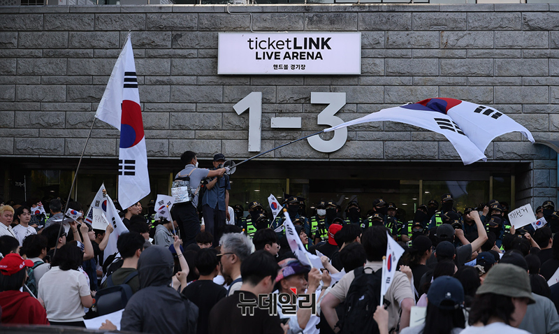 ▲ 6.3 지방선거 투표용지 부족 사태와 관련해 재선거를 주장하는 시민들이 5일 오후 잠실7동 제2투표소 개표가 마무리된 서울 송파구 올림픽공원 핸드볼경기장 앞에서 재선거를 주장하며 경찰과 대치하고 있다.  ⓒ정상윤 기자