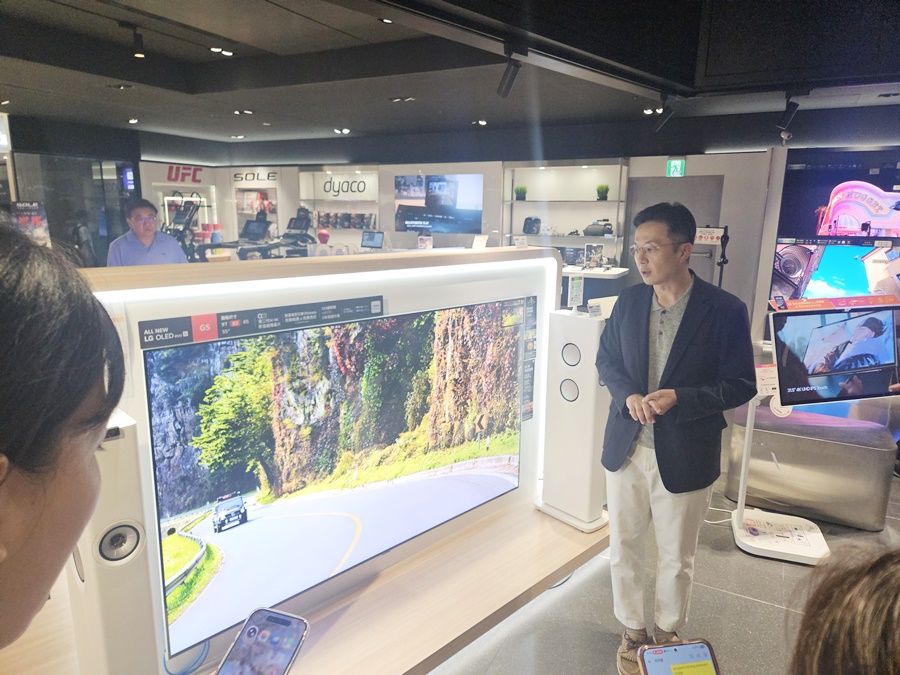 ▲ 지난 5월 31일 대만 타이베이 신이구 원동백화점 내 LG전자 매장에서 김건일 대만법인장이 OLED TV 제품을 설명하고 있다.ⓒ윤아름 기자