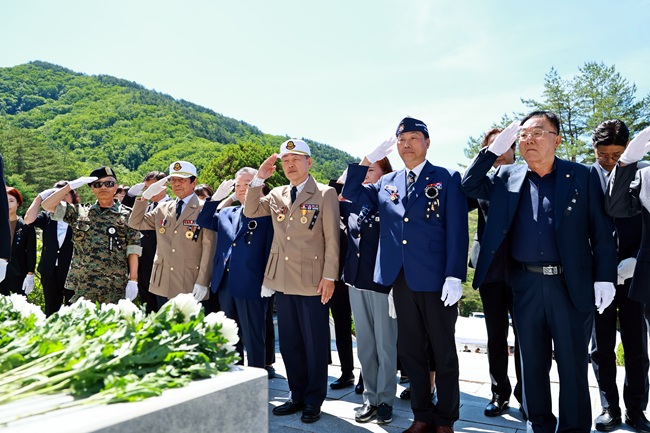 ▲ 태백시가 지난 6일 연화산 충혼탑에서 이상호 태백시장을 비롯해 국가유공자와 보훈가족, 주요 기관·단체장, 시민 등이 참석한 가운데 제71회 현충일 추념식을 거행했다. ⓒ태백시