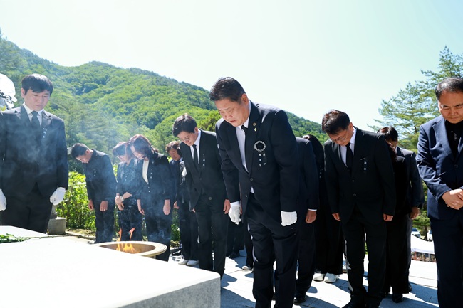 ▲ 태백시가 지난 6일 연화산 충혼탑에서 이상호 태백시장을 비롯해 국가유공자와 보훈가족, 주요 기관·단체장, 시민 등이 참석한 가운데 제71회 현충일 추념식을 거행했다. ⓒ태백시