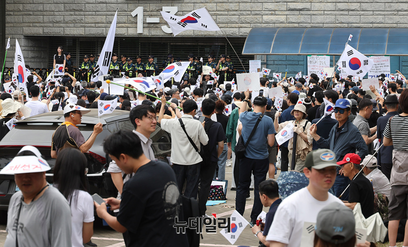 ▲ 서울 송파 개표소 재선거 집회. ⓒ정상윤 기자
