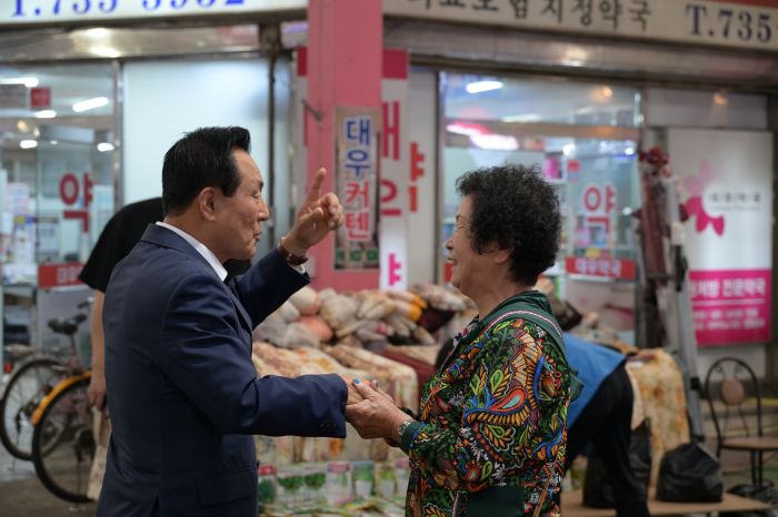▲ 재선에 성공한 백성현 논산시장이 8일 논산화지중앙시장을 방문해 한 시민과 손을 맞잡고 대화를 나누며 지역 현안과 생활 불편 사항을 청취하고 있다.ⓒ논산시