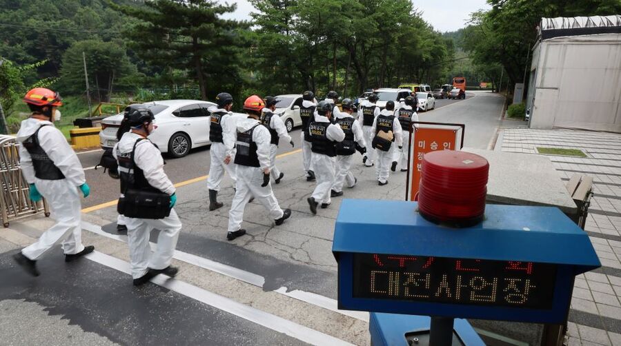 ▲ 경찰 및 소방 관계자들이 합동감식을 하기 위해 2일 오전 대전 유성구 한화에어로스페이스 대전사업장 폭발 사고 현장으로 이동하고 있다. ⓒ뉴시스