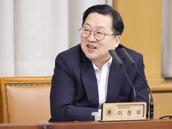 ▲ 9일 이장우 시장이 마지막 확대간부회의와 출입기자단 차담회에서 “시장이라는 자리는 늘 무거운 책임의 연속이었다”며 “지난 4년 동안 대전의 미래를 위해 쉼 없이 달려왔다”고 말했다.ⓒ대전시