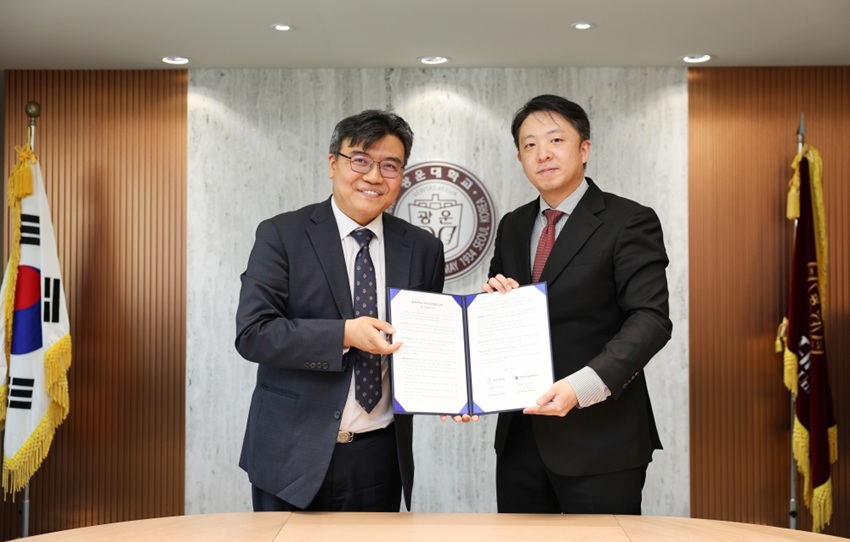 ▲ 정석재 광운대 대외부총장(왼쪽)과 윤석환 아이디어캠퍼스 대표이사가 MOU 체결 후 기념사진을 촬영하고 있다.ⓒ광운대