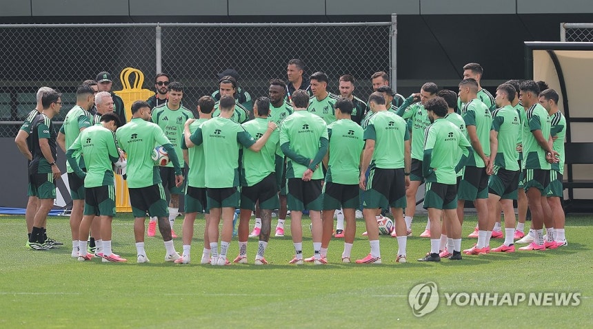 ▲ 북중미 월드컵에서 한국과 맞붙을 멕시코 축구 대표팀 하비에르 아기레 감독과 선수들이 8일(현지시간) 멕시코시티 내 대표팀 훈련센터에서 훈련을 하기 앞서 대화를 나누고 있다. ⓒ연합뉴스