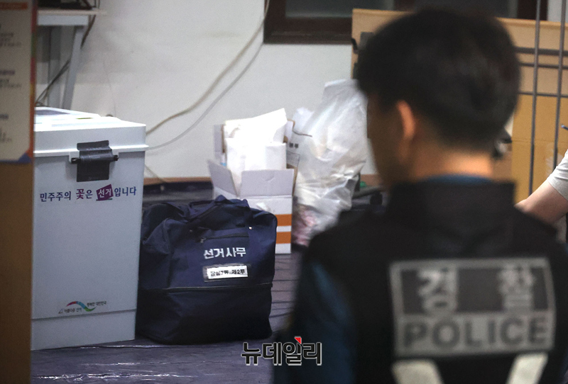 ▲ 투표지 부족으로 오후 10시까지 투표를 진행한 지난 3일 서울 송파구 잠실7동 제2투표소의 모습. ⓒ정상윤 기자