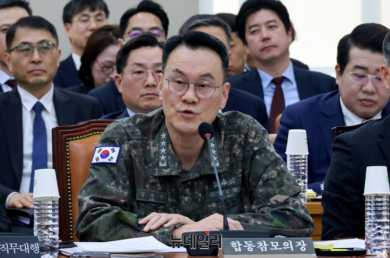 ▲ 김명수 당시 합참의장이 지난 2월 11일 오후 국회에서 열린 전체회의에서 의원들의 질의에 답하고 있다. ⓒ이종현 기자