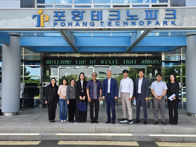 ▲ 포항테크노파크는 최근 주한태국대사관 관계자들과 만나 양국 창업기업 간 협력 방안과 글로벌 시장 진출 전략을 논의하는 간담회를 개최하고 기념촬영을 하고 있다.ⓒ포항TP