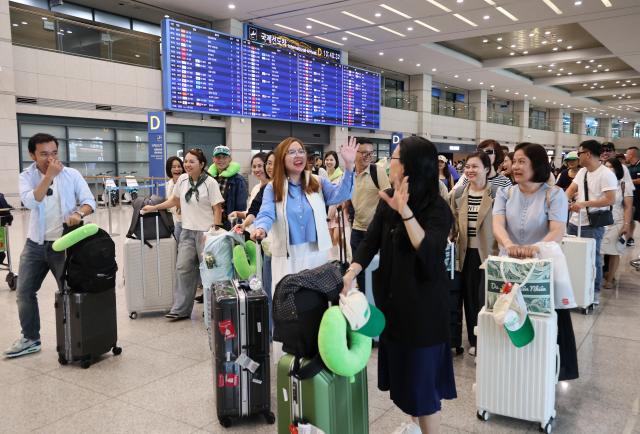 ▲ 인천국제공항 입국장에서 외국인 단체 관광객들이 가이드의 안내를 받으며 이동하고 있다.ⓒ연합뉴스 제공