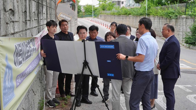 [포토뉴스] 육동한 춘천시장, 계성학교 진입도로 정비사업 점검