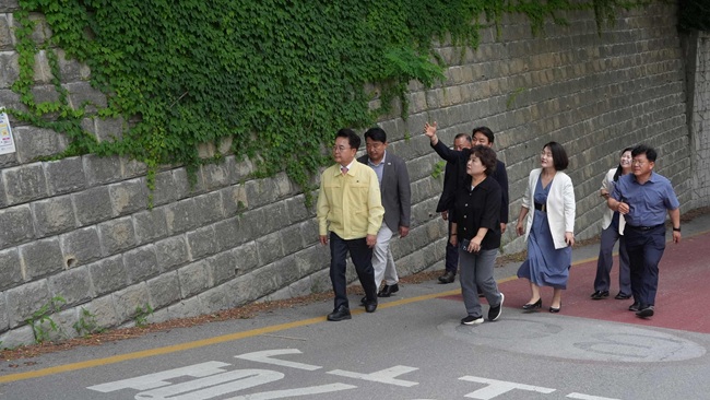 ▲ 계성학교 진입도로 정비사업은 총사업비 10억 원을 투입해 220m 구간의 도로를 확·포장하는 사업이다. 현재 4.5~7m인 도로 폭을 8m까지 넓혀 차량 통행과 보행 환경을 개선하는 것이 핵심이다. 내년 6월 준공을 목표로 추진된다. ⓒ춘천시