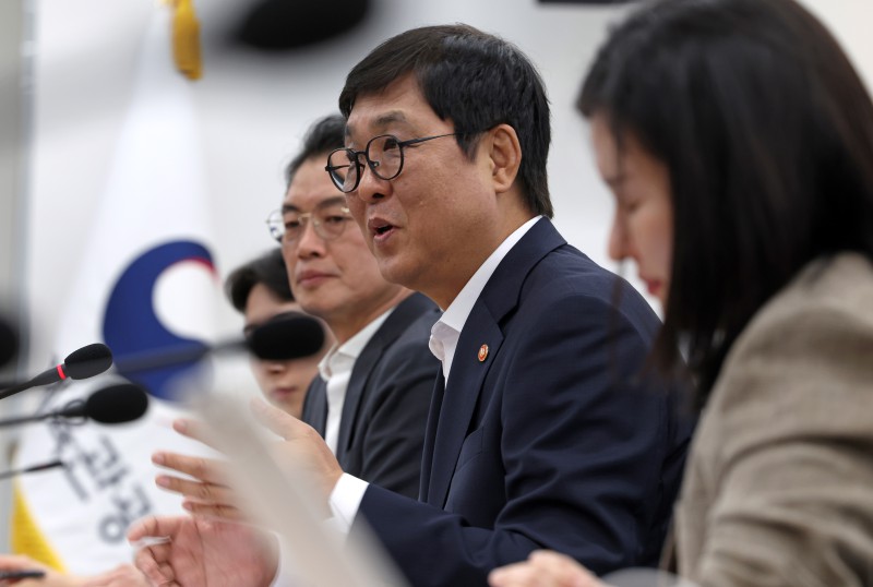 ▲ 최휘영 문화체육관광부 장관이 9일 종로구 국립현대미술관 서울관에서 열린 문화예술정책자문위원회 연극 분과 제3차 회의에서 관련 분야 전문가들과 함께 연극계 현황을 파악하고 향후 정책 방향을 논의하고 있다.ⓒ문체부